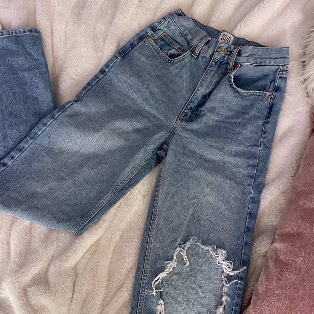 URBAN OUTFITTERS BDG RIPPED JEANS